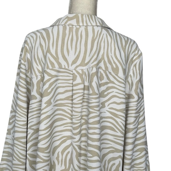 Chico’s Zebra Print Tunic Women’s Size 4 Plus Size 20-22 Button Details - Picture 7 of 11